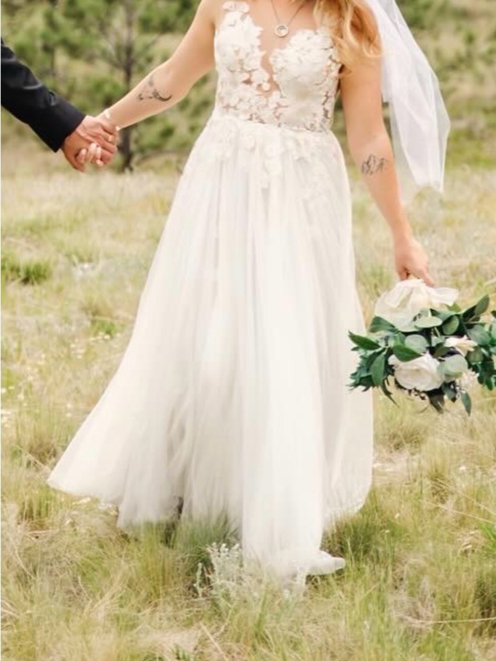 Elegant Floral Appliqué Tulle Wedding Dress in Ivory